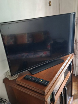 Телевизор Hitachi 32″ LED TV употребяван с дистанционно