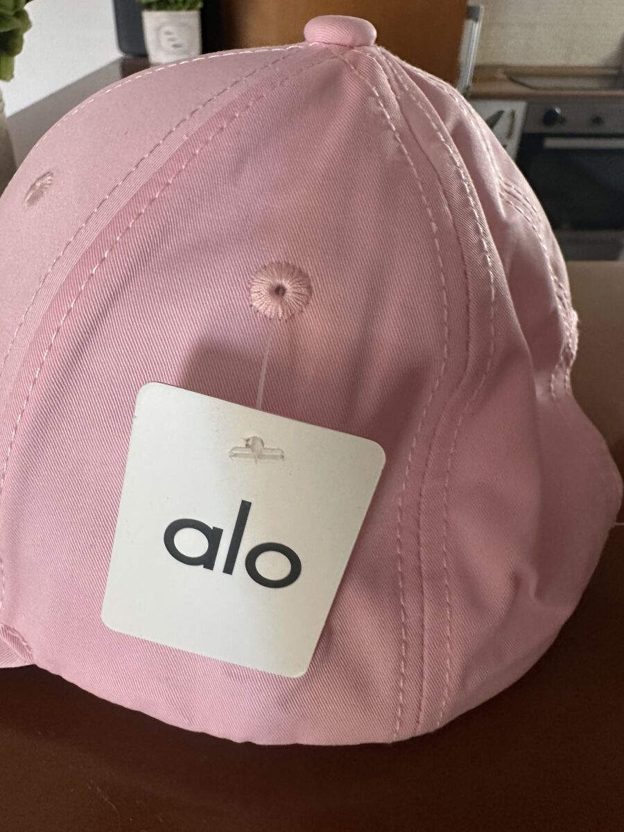 Alo Yoga Off-Duty Cap vintage pink, new - € 35,00 - Vendora.cy