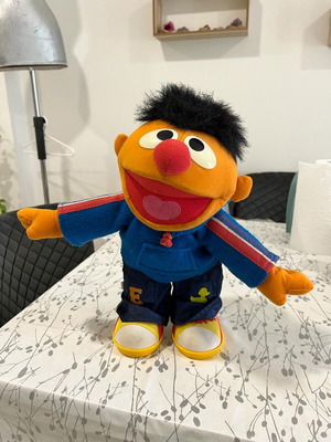 Vintage κούκλα Ernie Superstar Sesame Street Fisher-Price Mattel 2000, μιλάει γερμανικά, μεταχειρισμένη