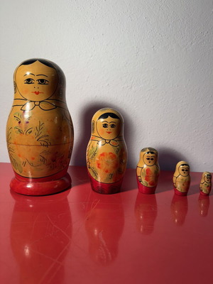 Babushka doll complete, 18 cm, like new