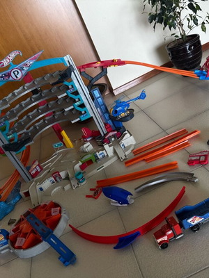 Hot Wheels Mega Garage игрален комплект употребяван с Fast Blast Car Park и камион