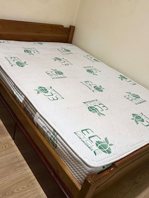 Κρεβάτι με στρώμα μεταχειρισμένο, οικολογικό και βιοδιασπώμενο