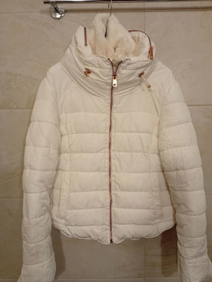 Zara Basic αδιάβροχο γυναικείο καπιτονέ μπουφάν με γιακά από φλις σε λευκό, μέγεθος S