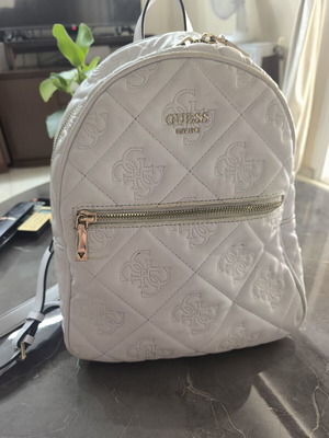 Guess λευκό backpack μεταχειρισμένο με μοτίβο και χρυσές λεπτομέρειες