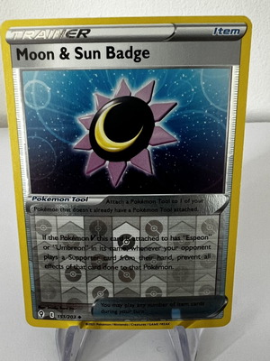 Moon & Sun Badge 151/203 Evolving Skies κάρτα σαν καινούργια