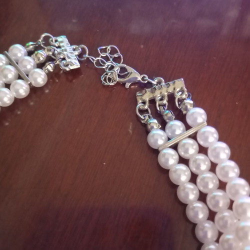 Chocker like new, white and silver