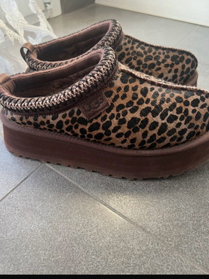 Ugg Tazz Animal winter house slippers like new, size 37