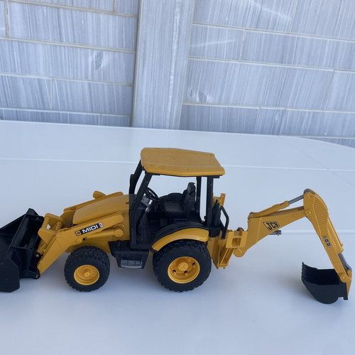 Bruder JCB loader toy 1:16 scale