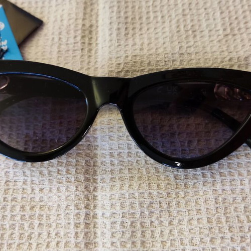 Solo-Solis NDL6096 sunglasses new, black cat eye design