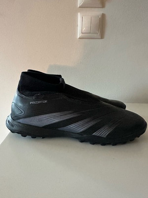 Футболни обувки Adidas Predator 40 като нови, черни