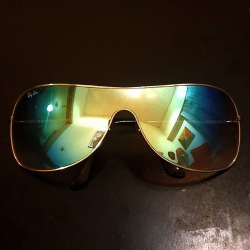 Ray Ban unisex sunglasses used with gradient mirror lens