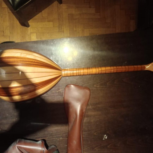 Arabic buzuk with quartertone frets, original case and 8 picks
