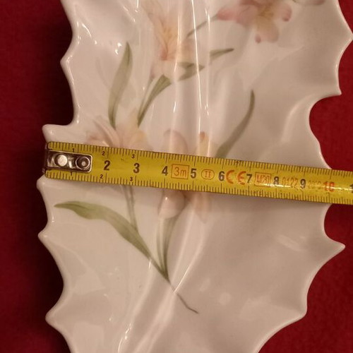Decorative leaf-shaped object from Limoges porcelain like new