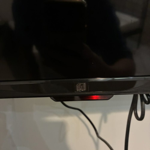 F&J 39-inch TV like new with wall mount