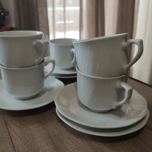 Porcelain serving set like new, 5 cups and saucers with swirl pattern