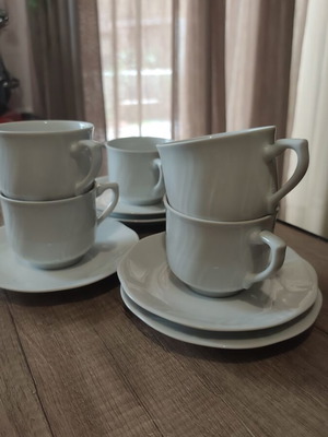 Porcelain serving set like new, 5 cups and saucers with swirl pattern