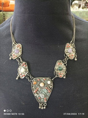 Ethnic necklace used with various stones