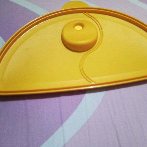 Tupperware serving container for food transport and separation like new