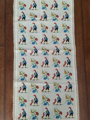 Σετ 2 κεντημένα καρέ σταυροβελονιάς με χειροποίητη πλεκτή δαντέλα, καινούργια