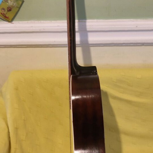Greek guitar like new with strong sweet echo and case