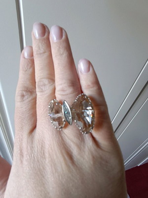 Women's ring like new with butterfly design and two stones