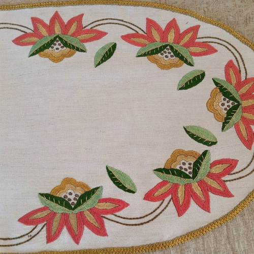 Embroidered table runner with gold thread, like new, 91x42 cm