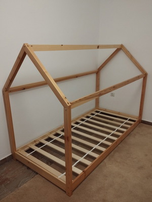 Montessori bed like new, solid wood with mattress and cover
