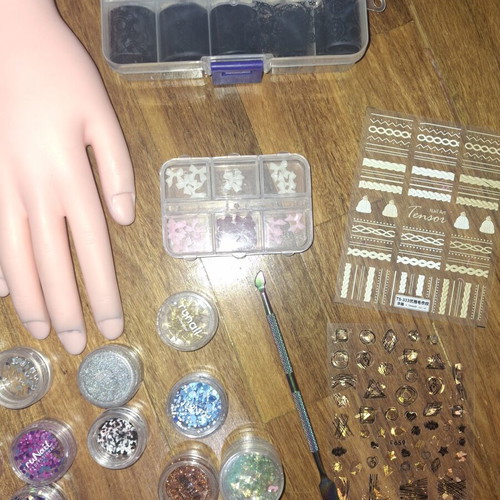 Professional nail kit like new with polymerization varnishes