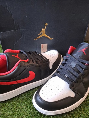 Air Jordan 1 Low Red White Toe new, size EU 42.5