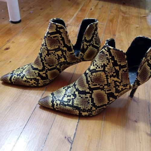 Zara heeled ankle boots like new, unique color, size 38