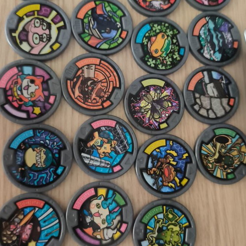 Yokai Watch medal watch with 19 collectible medals and Komasan figure 2016