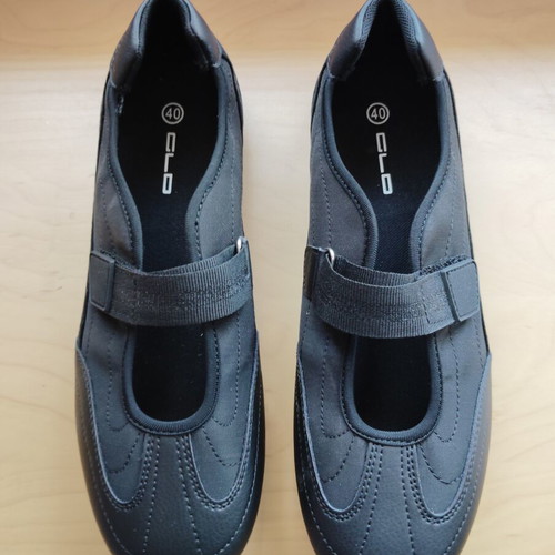 Black sports shoes size 40