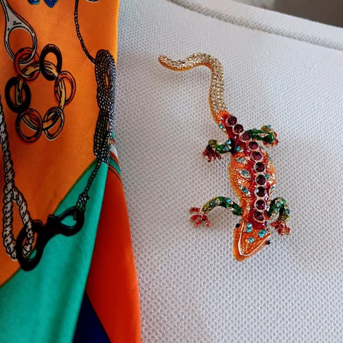 Pin 11 cm with silk scarf 70x70 new