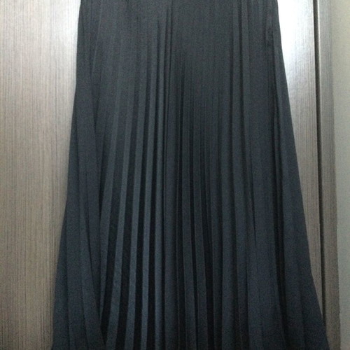 Desiree black pleated midi skirt like new, size M