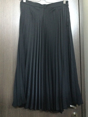 Desiree black pleated midi skirt like new, size M