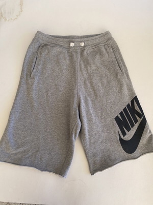 Nike Sportswear къси панталони сиви, като нови, детски XL (13-15 години)