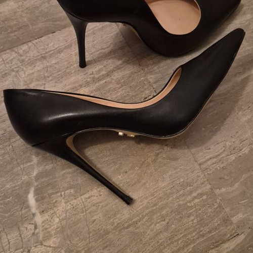 Carrano black pumps size 39, like new