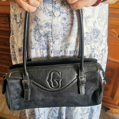 Leather shoulder bag with suede and metal details like new