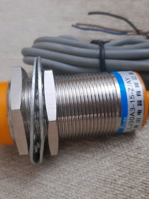 Επαγωγικός διακόπτης LJ30A3-15-Z/AY καινούργιο PNP NC 30mm