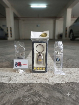 Car keychain set with solar light and valve caps, Chevrolet included