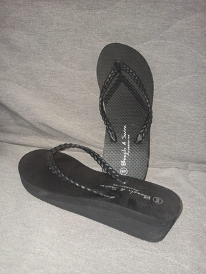 Black platform style flip flops used, size 37