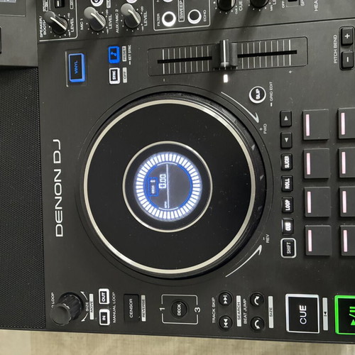 Denon SC Live 4 DJ Controller like new with carrying bag and cover