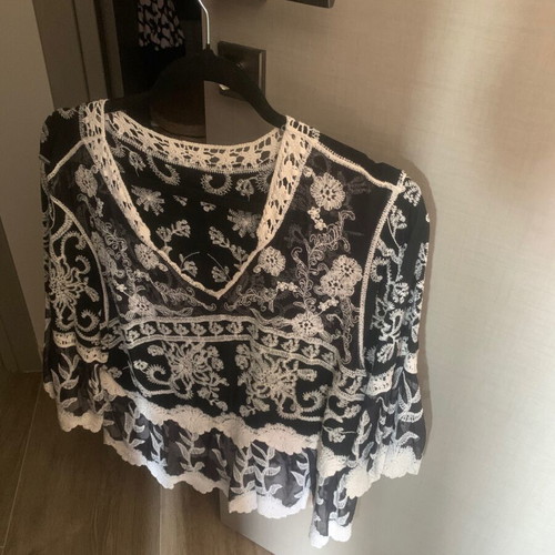 Black and white blouse like new with flairy sleeves