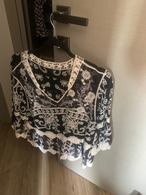Black and white blouse like new with flairy sleeves