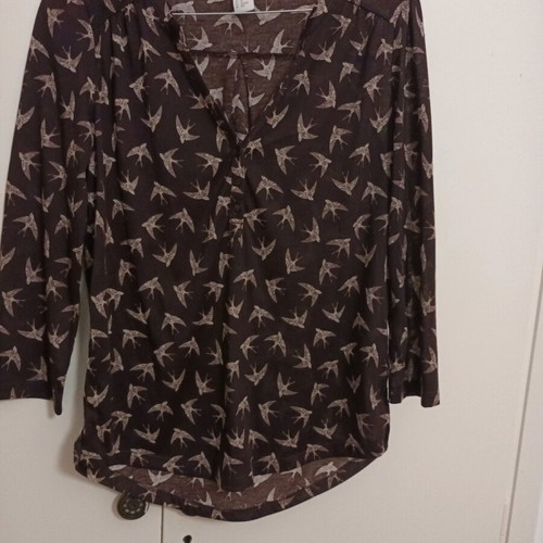 H&M shirt like new, lightweight, 3/4 sleeves, size XS
