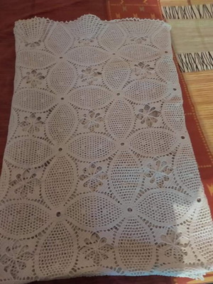 Покривка за маса ръчно плетена, като нова, размери 175x145 см