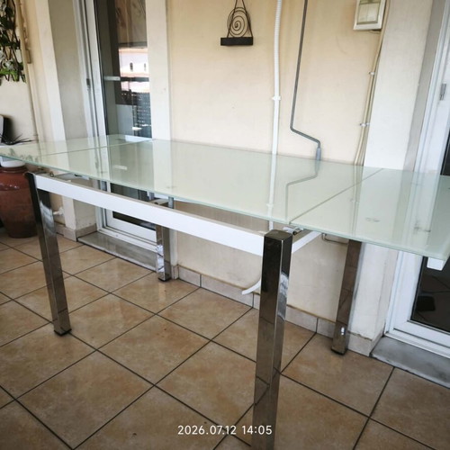 Glass Extendable Dining Table like new with metal legs