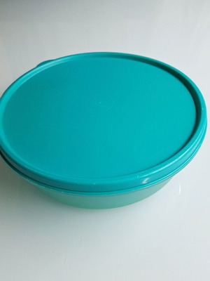 Tupperware cyan round container like new, diameter 19 cm x 6.5 cm