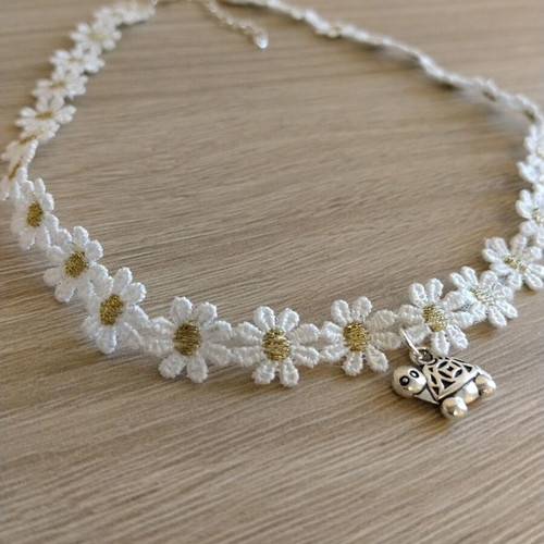 Floral choker with charm like new