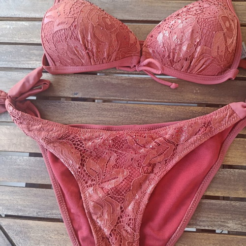 Women's swimwear like new, small/medium, 2 one-piece and 4 bikinis